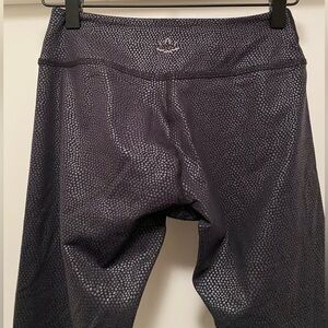 Beyond Yoga Soft shine Metallic Liquid Dot leggings women’s size small black